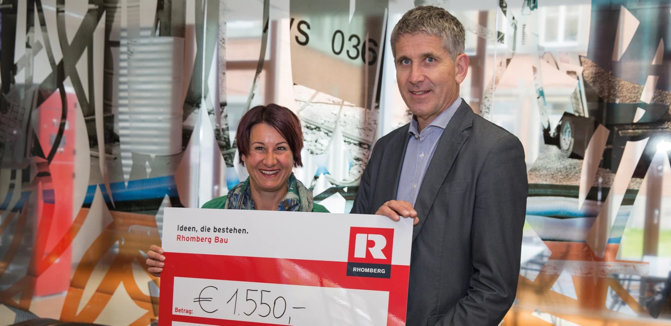 Cheque presentation: We have covered the costs for the tests ourselves. “Geben für Leben“-Chairlady Susanne Marosch with Rhomberg MD Martin Summer.